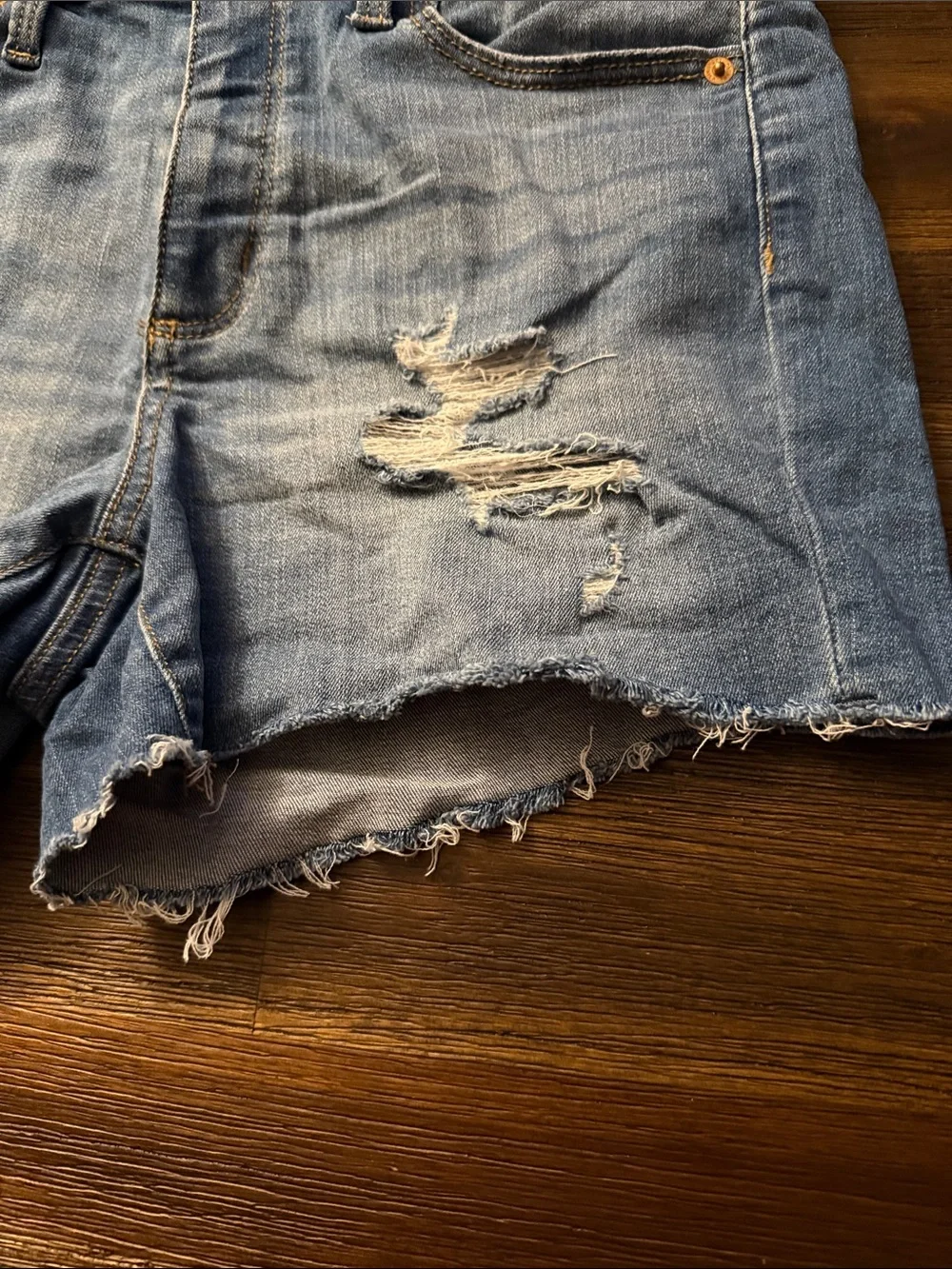 Universal Thread High Rise Medium Wash Distressed Denim Midi Shorts Size 6/28R